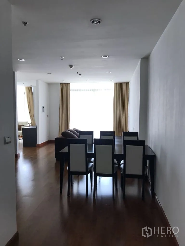 公寓 出租在Watthana, Bangkok - 纵深餐区通向采光良好的客厅，大窗与窗帘