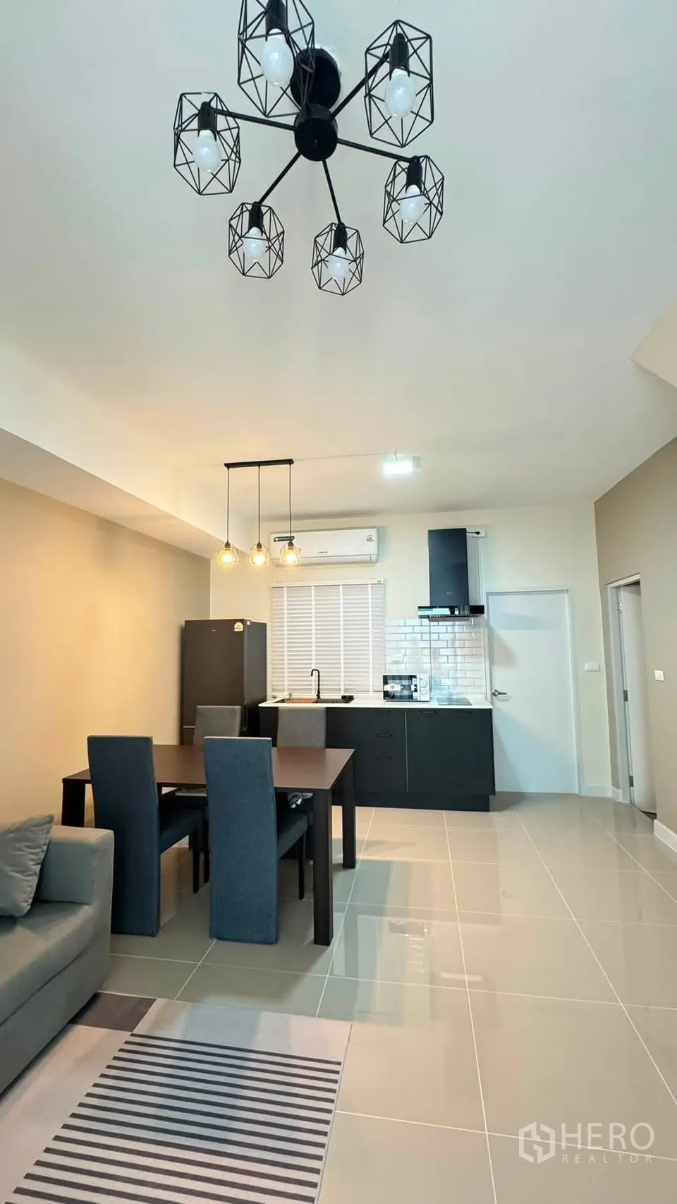 联排别墅 for rent in Bang Phli, Samut Prakan - 开放式餐厨空间，吊灯与瓷砖地面相得益彰。