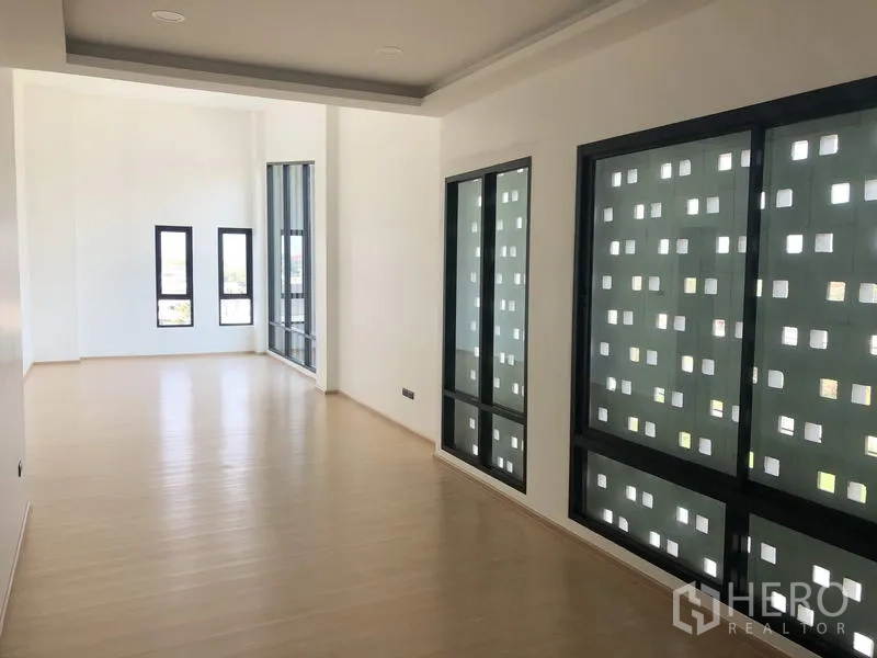 工厂 出售在Pathum Thani - 明亮办公室，装饰性镂空窗与高窗玻璃。