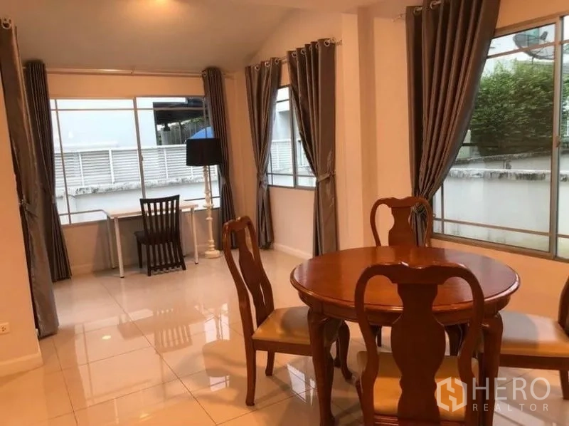บ้าน ให้เช่าในPrawet, Bangkok - พื้นที่ทานอาหารมุมห้อง มีหน้าต่างหลายบานและโต๊ะทำงานขนาดเล็ก
