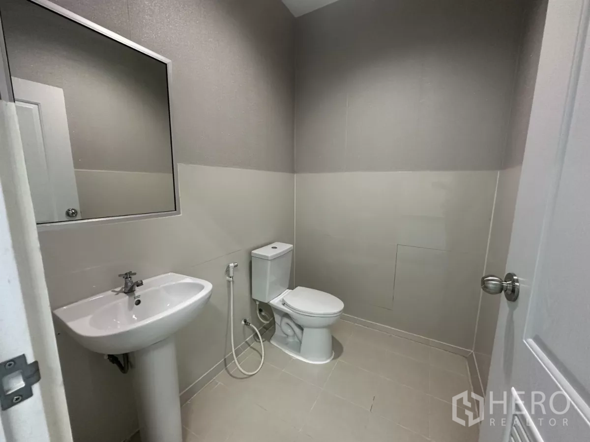 โรงงาน ให้เช่าในBang Phli, Samut Prakan - ห้องน้ำสว่างสดใสพร้อมอ่างล้างหน้าและโถสุขภัณฑ์