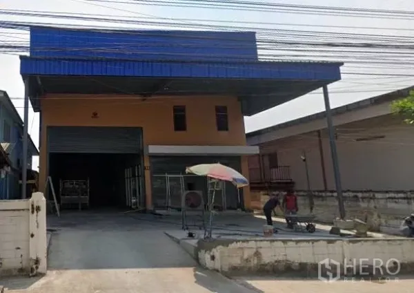 คลังสินค้า ให้เช่าในBang Khun Thian, Bangkok - ด้านหน้าโกดังสร้างใหม่ ประตูม้วนใหญ่ พร้อมกันสาดโหลดสินค้า