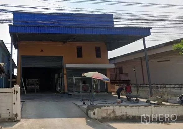 คลังสินค้า ให้เช่าในBang Khun Thian, Bangkok - ด้านหน้าโกดังสร้างใหม่ ประตูม้วนใหญ่ พร้อมกันสาดโหลดสินค้า