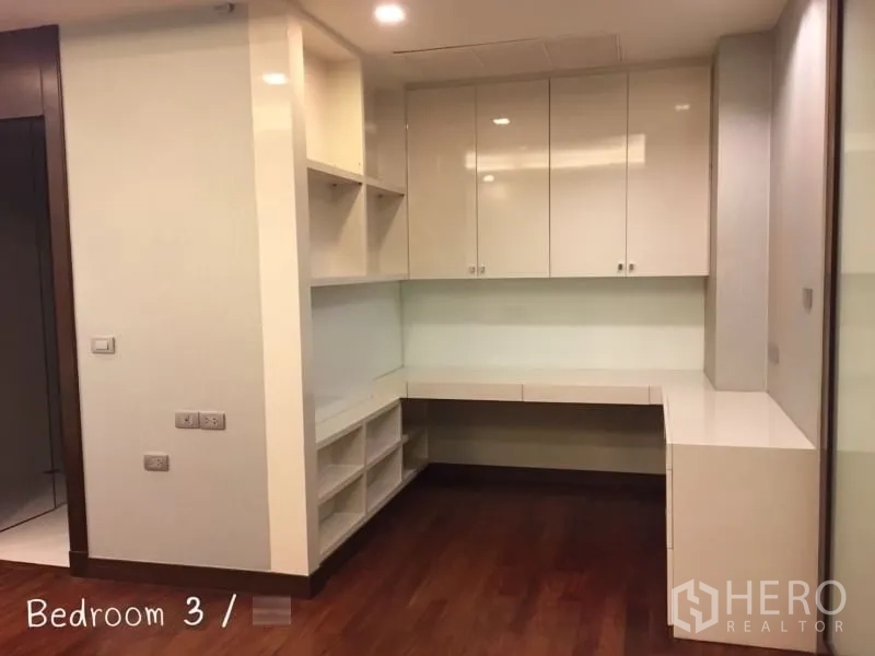 คอนโด ให้เช่าในSathon, Bangkok - ห้องนอนที่สามพร้อมตู้บิวท์อินและโต๊ะทำงานตัวแอล