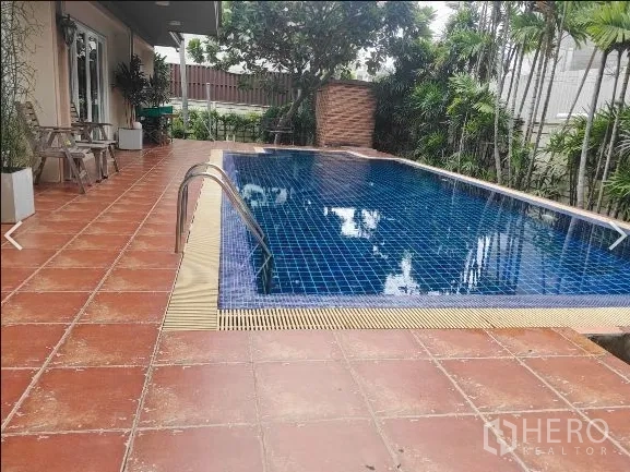 บ้าน ให้เช่าในHuai Khwang, Bangkok - สระว่ายน้ำส่วนตัวกระเบื้องสีน้ำเงินข้างเฉลียงและสวน