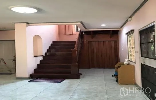 独立式住宅 出租在Khlong Sam Wa, Bangkok - 门厅与木楼梯，瓷砖地面，楼梯下方储物空间
