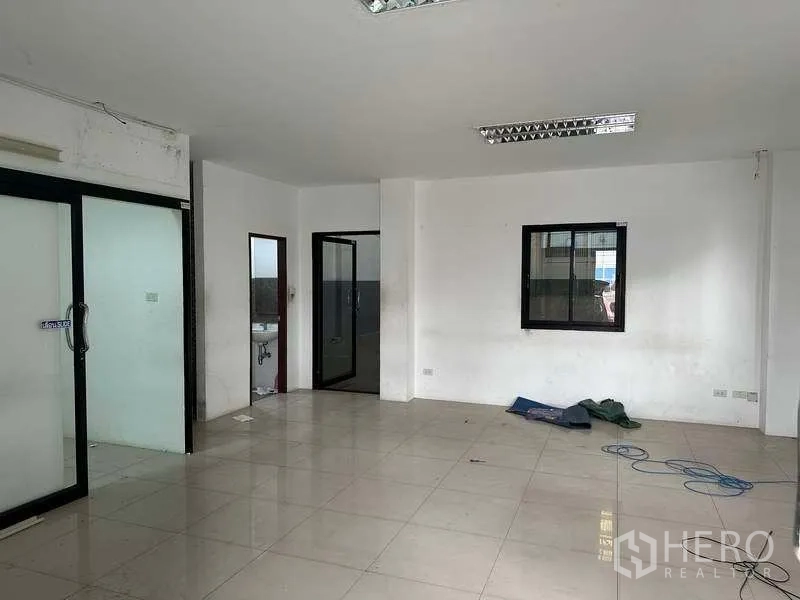 工厂 出租或出售在Bang Phli, Samut Prakan - 工厂一层办公室，白墙、地砖与玻璃推拉门