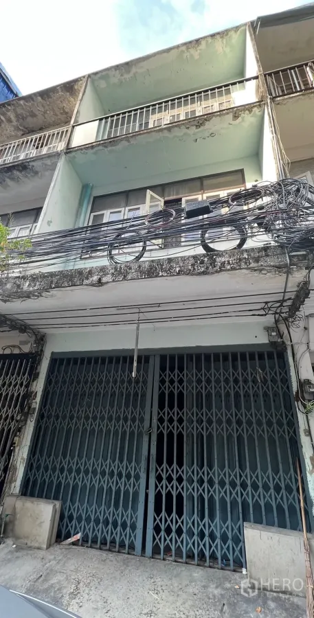 อาคารพาณิชย์ ให้เช่าในWatthana, Bangkok - อาคารพาณิชย์หลายชั้นติดถนนในเขตวัฒนา กรุงเทพฯ มีระเบียง หน้าตาอาคารเก่า และสายสื่อสารเหนือศีรษะ ใกล้ BTS พระโขนง