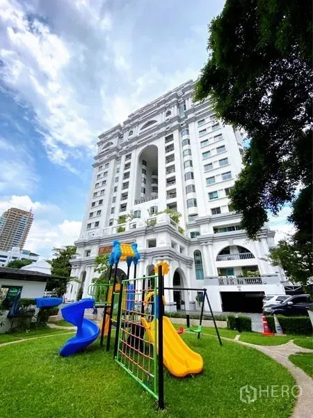 公寓 出租在Watthana, Bangkok - Royal Castle Sukhumvit 39 公寓外观，草坪游乐场与滑梯
