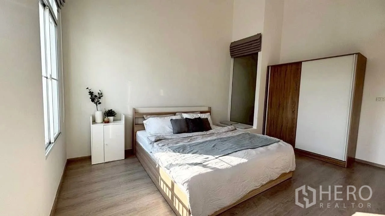 联排别墅 for rent in Prawet, Bangkok - 主卧采光充足，大床、衣柜与木地板。