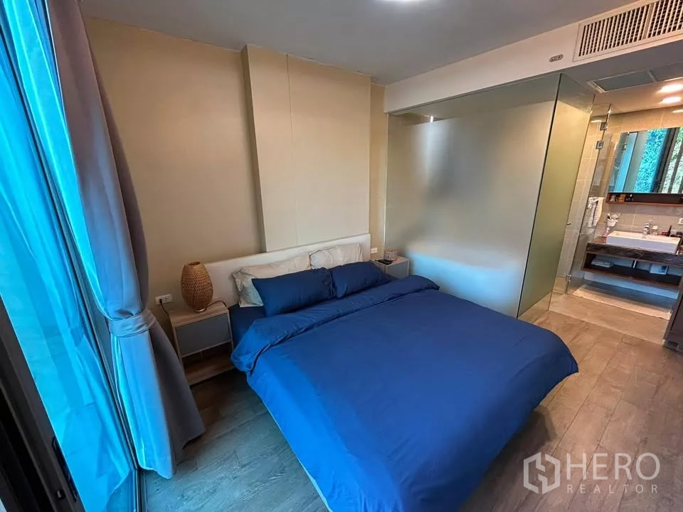 公寓 出租在Watthana, Bangkok - 主卧配置大床，磨砂玻璃隔断连接套间浴室
