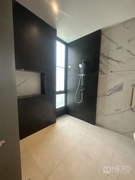Detached House for rent - Walk-in shower with black accent wall, rain shower and floor-to-ceiling frosted window.