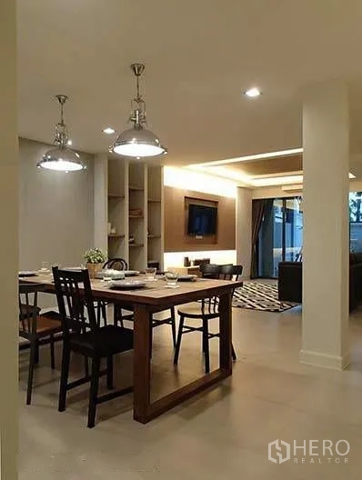 ทาวน์เฮาส์ for rent in Watthana, Bangkok - โซนทานอาหาร โต๊ะไม้และโคมไฟแขวน ข้างพื้นที่นั่งเล่น