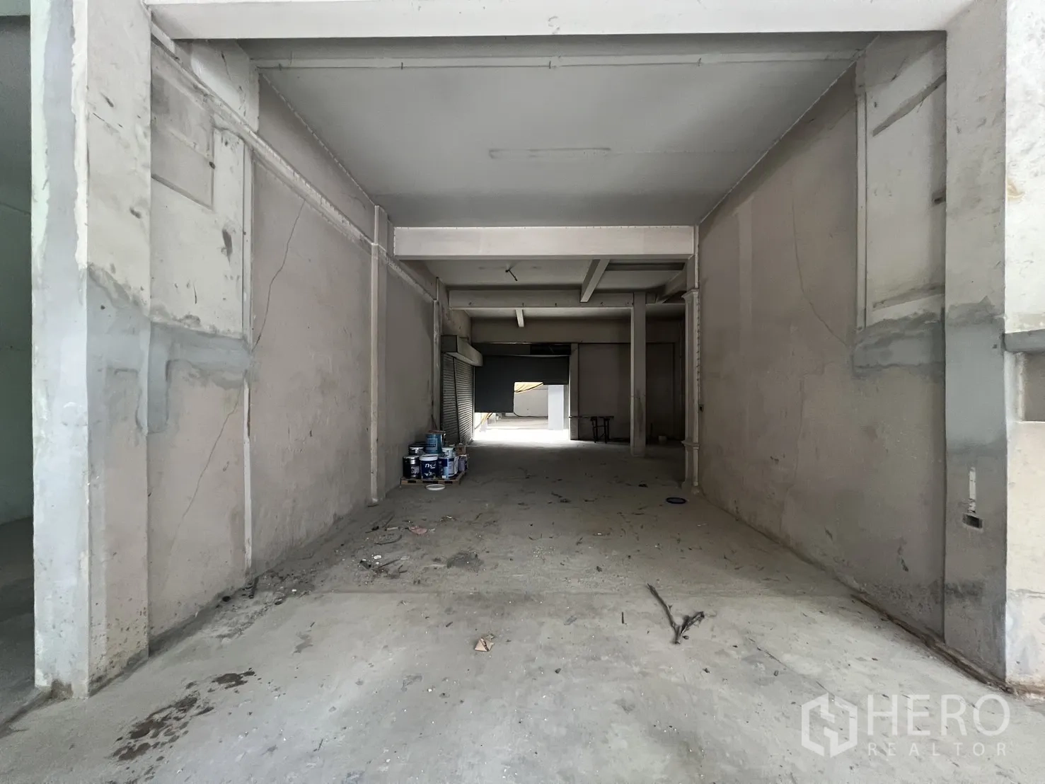 ตึกแถว for rent in Bang Rak, Bangkok - โถงยาวพื้นคอนกรีต มีถังสีวางอยู่