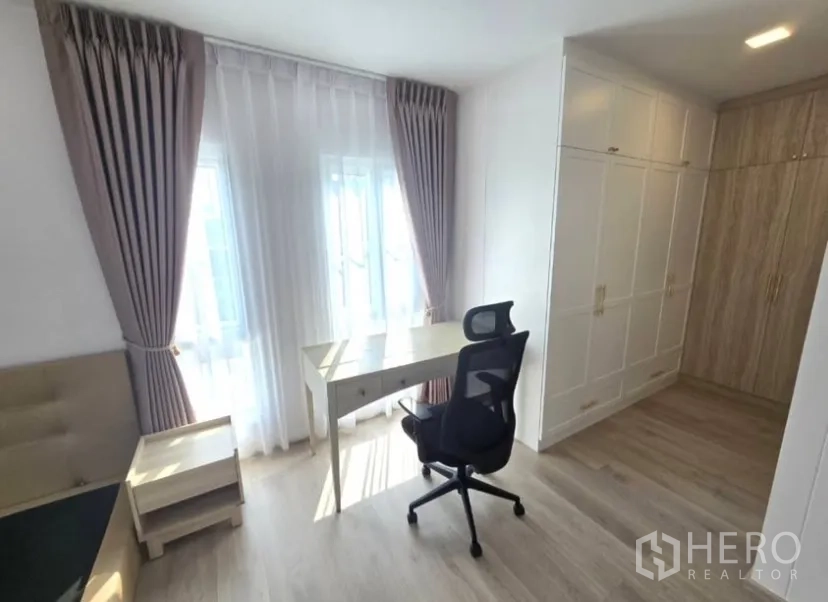 独立式住宅 for rent in Bang Phli, Samut Prakan - 卧室带内嵌衣柜、全遮光窗帘与靠窗书写桌。