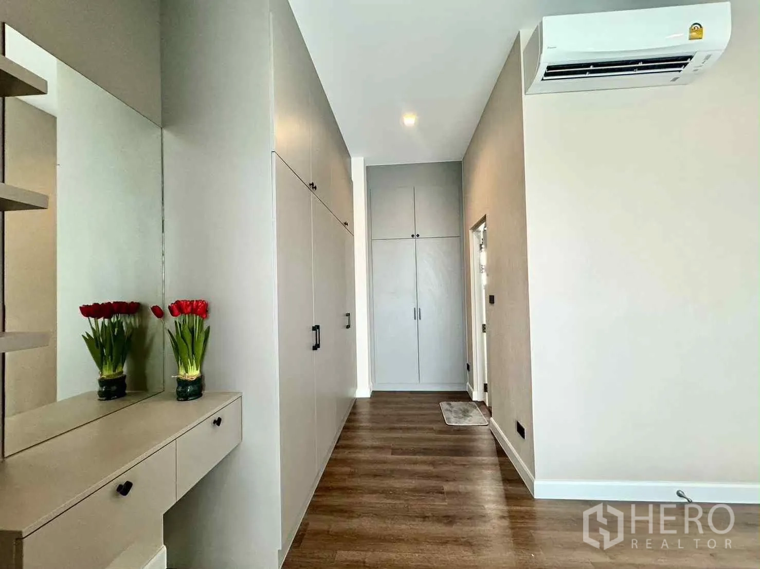 บ้านเดี่ยว for rent in Bang Phli, Samut Prakan - โถงแต่งตัวพร้อมตู้เสื้อผ้าบิลท์อิน โต๊ะเครื่องแป้ง กระจก และเครื่องปรับอากาศ.