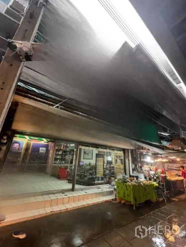 อาคารพาณิชย์ ให้เช่าในWatthana, Bangkok - หน้าร้านตึกแถวมีกันสาดโลหะ และทางเดินตลาดพื้นเปียก