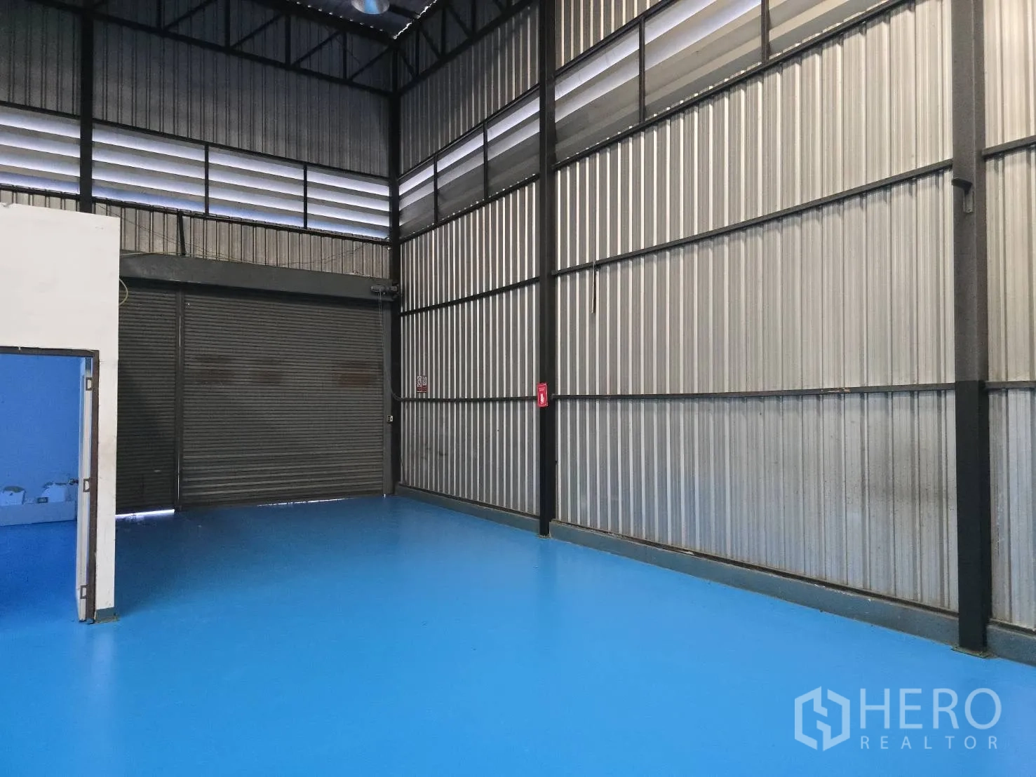 仓库 for rent in Bang Phli, Samut Prakan - 仓库内装卸区，带内部门与金属卷闸门。