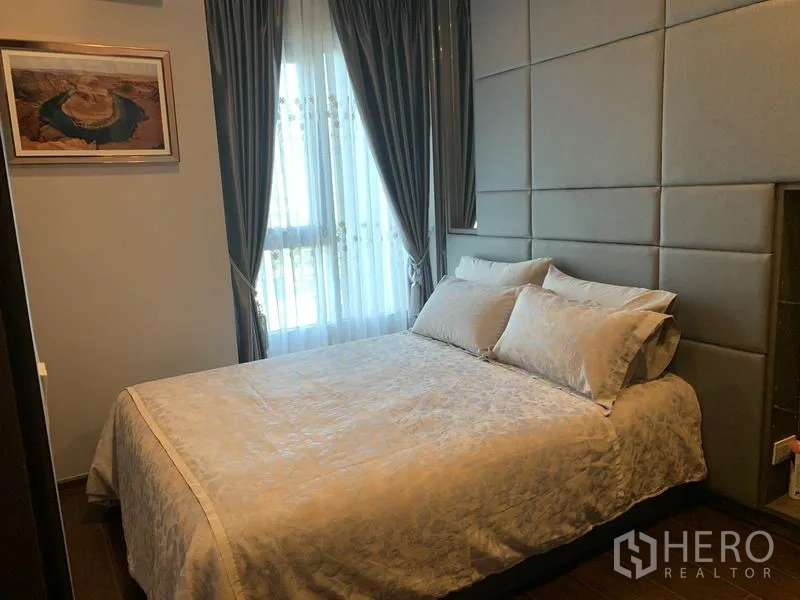 คอนโด ขายในWatthana, Bangkok - ห้องนอนหัวเตียงบุผ้า เตียงคู่ ข้างหน้าต่างพร้อมผ้าม่าน.