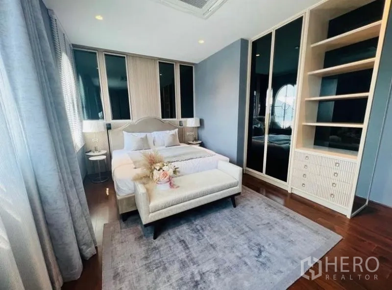 บ้าน ให้เช่าหรือขายในWatthana, Bangkok - ห้องนอนพร้อมหน้าต่างบานใหญ่ เตียงบุผ้า ตู้เสื้อผ้าบิลท์อิน และม้านั่งปลายเตียง