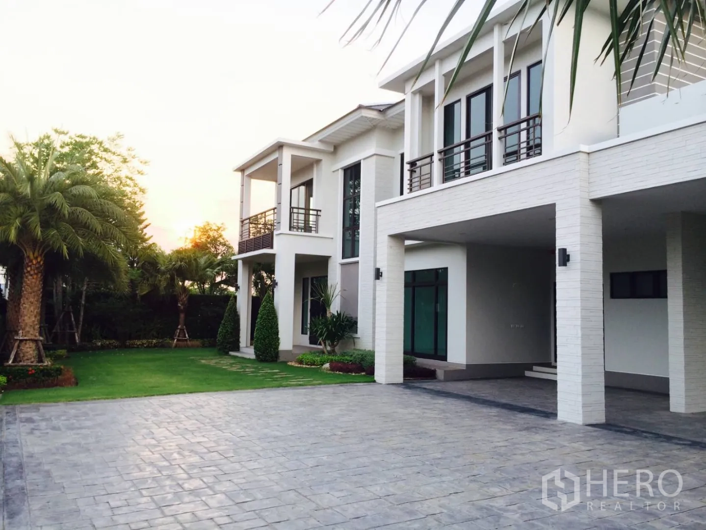 Detached House for sale in Lat Krabang, Bangkok - Spacious paved driveway and covered carport next to the modern home.