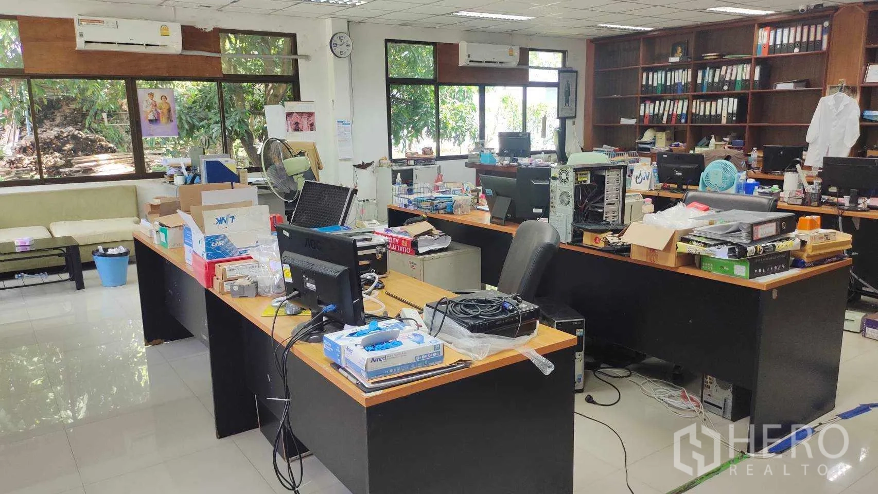 โรงงาน ขายในNikhom Phatthana, Rayong - ห้องประชุมมีโต๊ะคอนเฟอเรนซ์ เก้าอี้ และไวท์บอร์ดริมหน้าต่าง