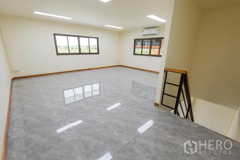 โรงงาน ขายในBang Sao Thong, Samut Prakan - ออฟฟิศชั้นสอง ห้องกว้าง มีหน้าต่างสองด้าน ไฟ LED และพื้นกระเบื้อง