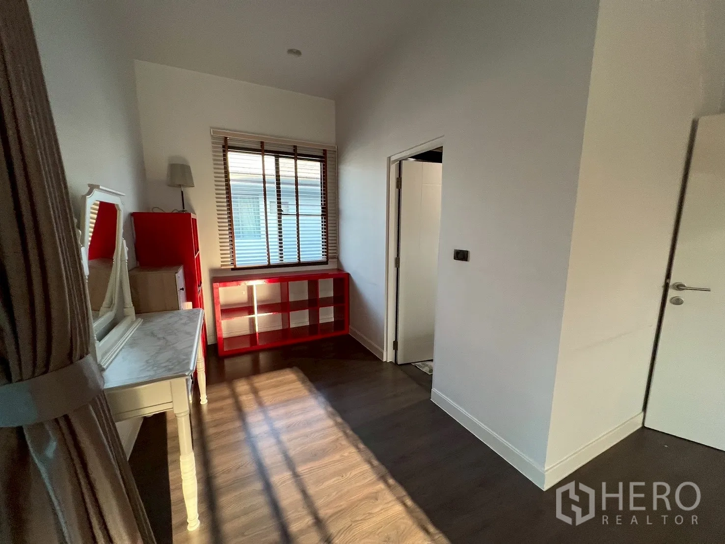 Detached House for rent in Bang Kapi, Bangkok - Small dressing area with vanity, red cabinets, and window light.