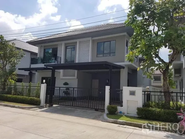 独立式住宅 出租或出售在Saphan Sung, Bangkok - 现代两层独立屋，带有门控车棚和整齐前庭。