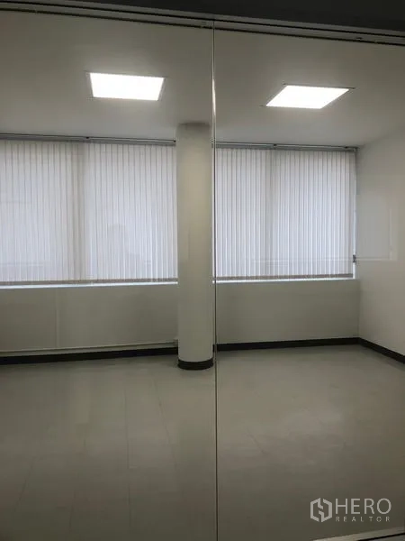 Office Space for rent in Bang Rak, Bangkok - Compact office room with window blinds, LED ceiling lights and reflective glass wall.