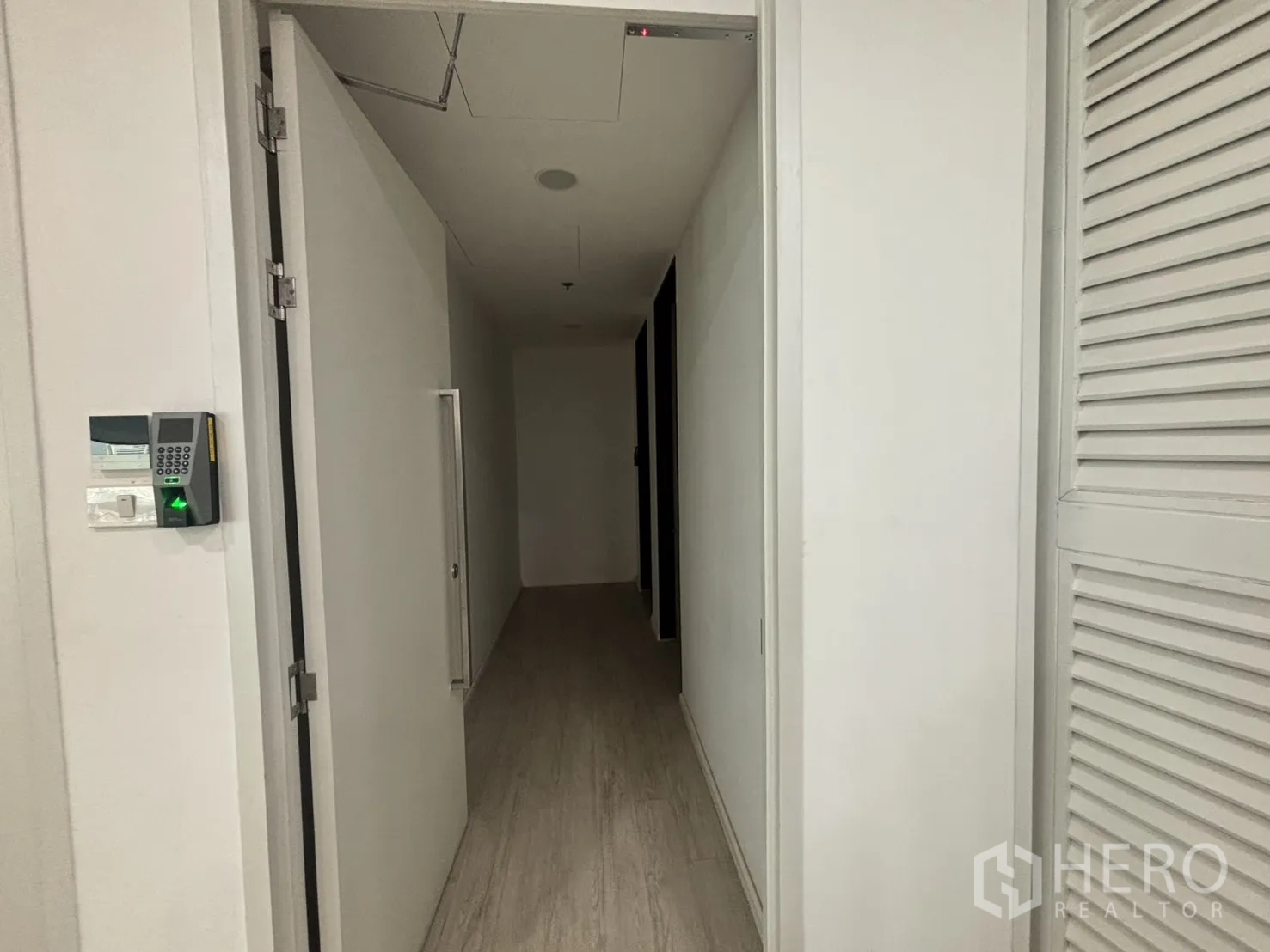 Office Space for rent in Din Daeng, Bangkok - Secure hallway with keycard access panel and light wood flooring.