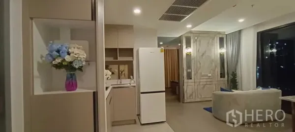 公寓 出租 - 开放式厨房，白色冰箱与柜体，连接客厅