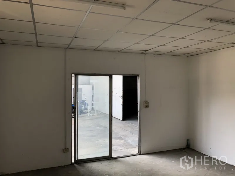货栈 出租在Khlong Luang, Pathum Thani - 带推拉玻璃门的办公室，通向仓库装卸院落。