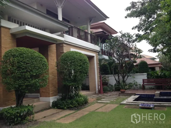 บ้าน ให้เช่าหรือขายในSuan Luang, Bangkok - บ้านเดี่ยวสองชั้นพร้อมสวนจัดแต่ง พุ่มไม้ตัดแต่งและทางเดินหิน