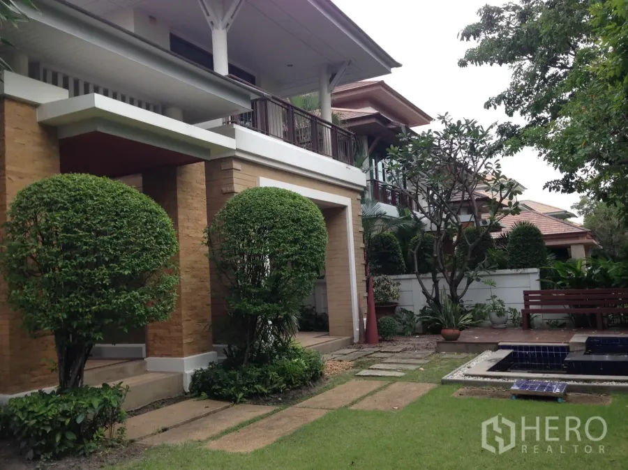 บ้าน ให้เช่าหรือขายในSuan Luang, Bangkok - บ้านเดี่ยวสองชั้นพร้อมสวนจัดแต่ง พุ่มไม้ตัดแต่งและทางเดินหิน