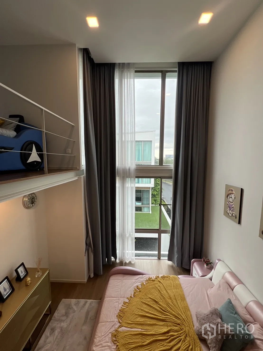 Detached House for rent in Saphan Sung, Bangkok - Bedroom with pink bed, high ceiling and garden outlook.