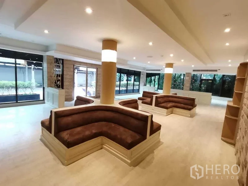 Retail Space for rent in Pathum Wan, Bangkok - Light-filled hall featuring several L-shaped booths and panoramic windows.