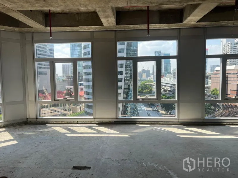 零售空间 出租在Bang Rak, Bangkok - 高楼层商铺窗外可见是隆天际线与BTS轨道的城市景观。