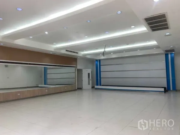 สำนักงาน ให้เช่าในSaphan Sung, Bangkok - โถงโล่งพร้อมชานเวที ไฟดาวน์ไลท์และช่องแอร์