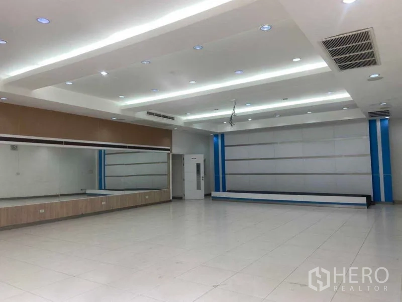 สำนักงาน ให้เช่าในSaphan Sung, Bangkok - โถงโล่งพร้อมชานเวที ไฟดาวน์ไลท์และช่องแอร์