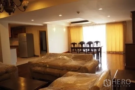 房间 出租在Pathum Wan, Bangkok - 客厅面向餐桌与大幅窗帘窗户，采光充足