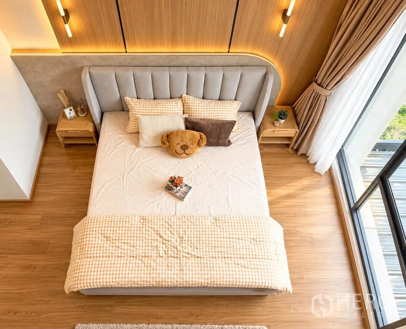 Townhouse for rent in Bang Phli, Samut Prakan - Open-plan dining and living area with six-seat table and sofa set.