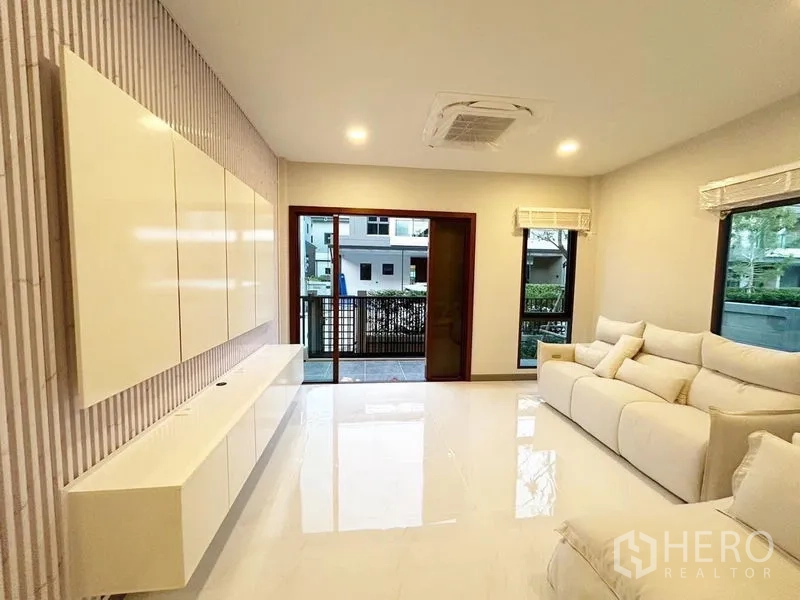 บ้าน ให้เช่าในBang Phli, Samut Prakan - ผนังทีวีบิวท์อินในห้องนั่งเล่น พร้อมทางออกลานหน้าบ้าน