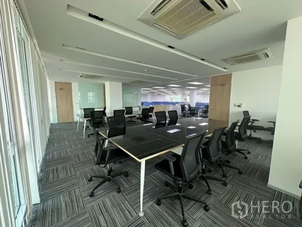 สำนักงาน ให้เช่า - พื้นที่ออฟฟิศกว้างพร้อมโต๊ะทำงานหลายชุดและแอร์แบบคาสเซ็ต