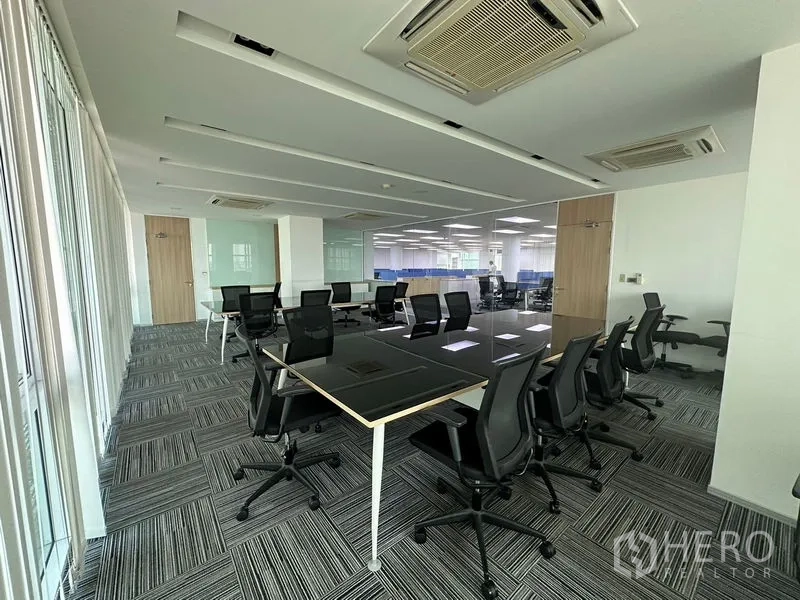 สำนักงาน ให้เช่า - พื้นที่ออฟฟิศกว้างพร้อมโต๊ะทำงานหลายชุดและแอร์แบบคาสเซ็ต