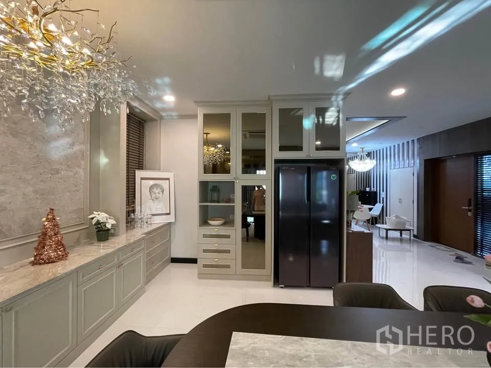 独栋房屋 for rent or sale in Bang Phli, Samut Prakan - 餐边柜与玻璃门橱柜，并设双开门冰箱。