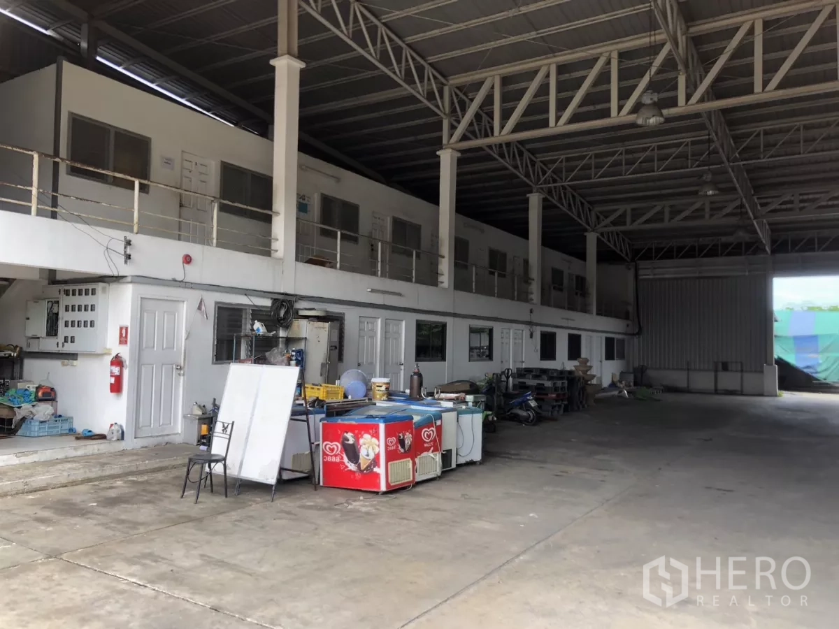 Factory for rent in Mueang Samut Prakan, Samut Prakan - Spacious factory floor under steel truss roof with mezzanine rooms