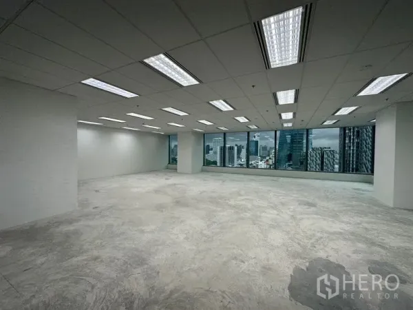 สำนักงาน ให้เช่าในRatchathewi, Bangkok - ภายในสำนักงานทันสมัย กระจกบานใหญ่ เสากระชับพื้นที่ และเลย์เอาต์เปิดโล่งเหมาะกับการจัดวางโต๊ะทำงาน