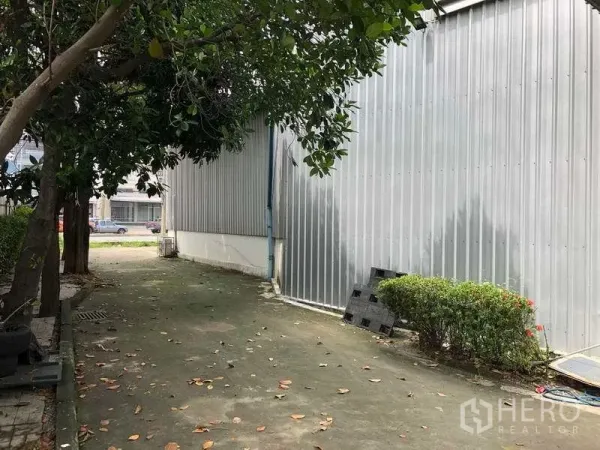 คลังสินค้า ให้เช่าในPak Kret, Nonthaburi - ซอยบริการระหว่างอาคารเมทัลชีท มีต้นไม้ให้ร่มเงาและทางเดินคอนกรีต