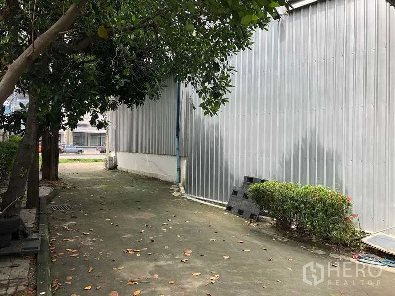 คลังสินค้า ให้เช่าในPak Kret, Nonthaburi - ซอยบริการระหว่างอาคารเมทัลชีท มีต้นไม้ให้ร่มเงาและทางเดินคอนกรีต